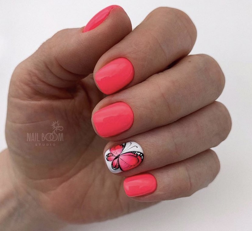маникюр с бабочками на коротких ногтях