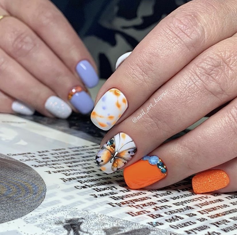 маникюр с бабочками на коротких ногтях