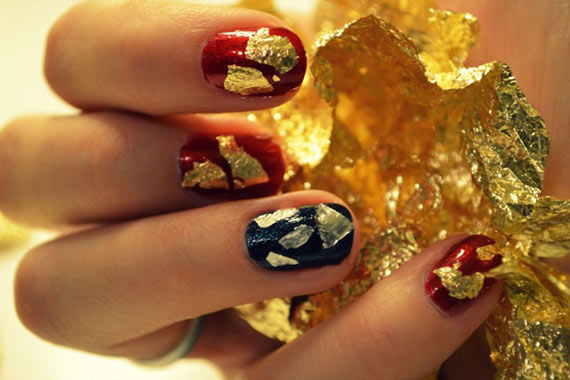 Маникюр с фольгой