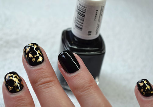 Маникюр с фольгой с черным лаком