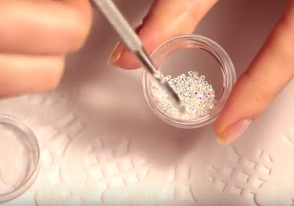 manikyur-s-kristallami-piksi-02
