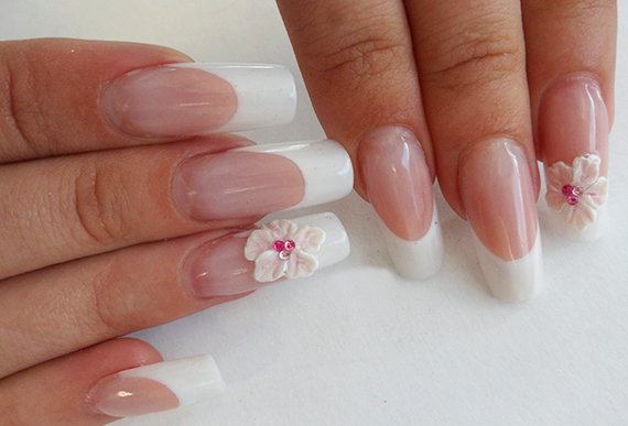 Свадебный маникюр со стразами