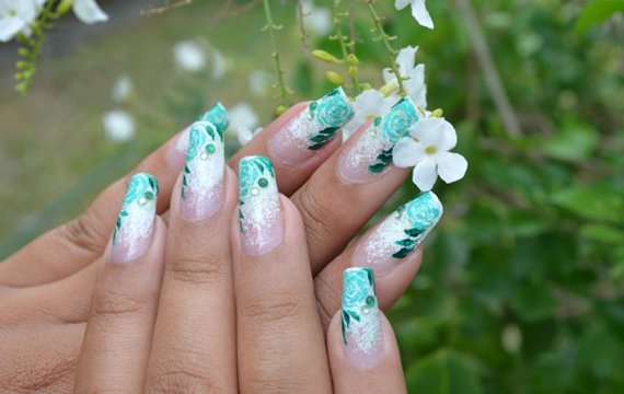 Маникюр со цветными стразами-01