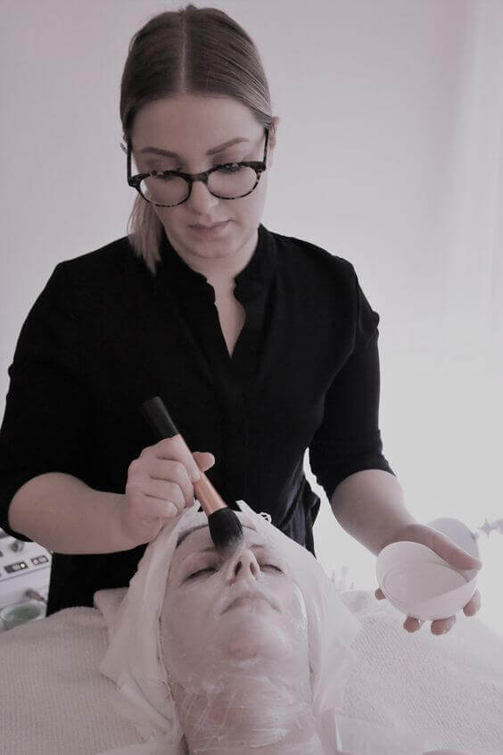 Нанесение парафина кисточкой на лицо