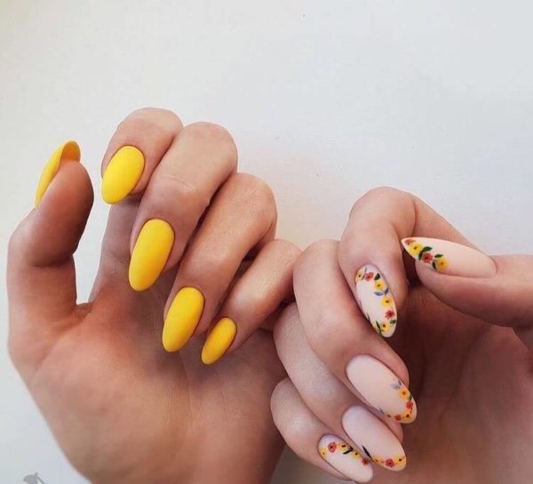 Желтый матовый маникюр с цветами