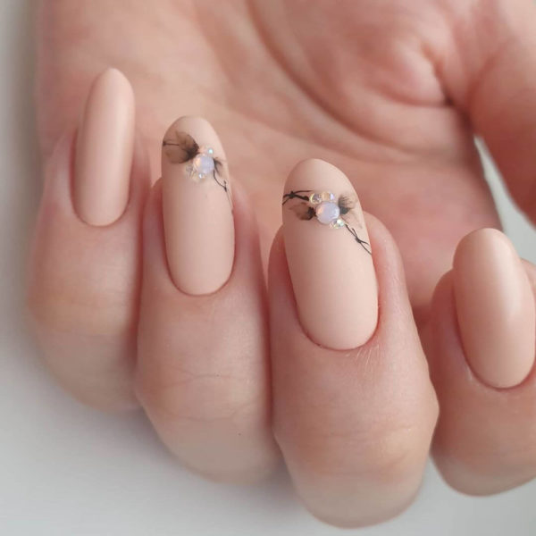 Нюдовый матовый маникюр с цветами