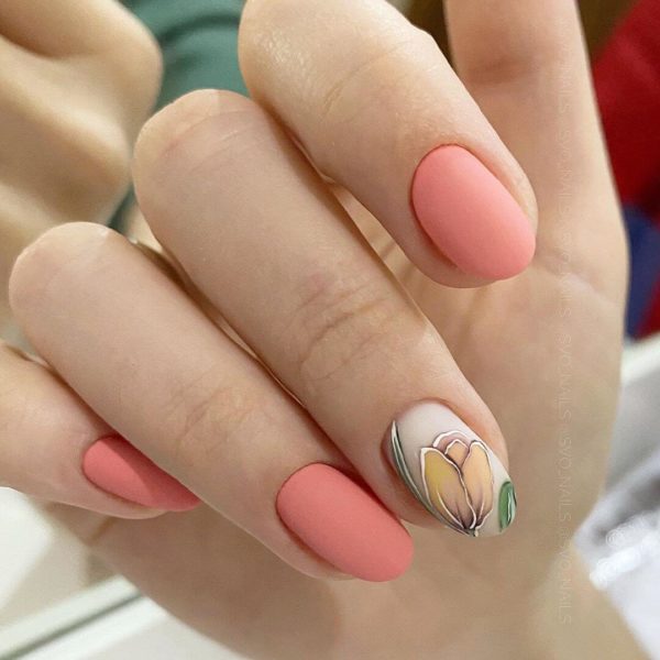 Персиковый матовый маникюр с цветами