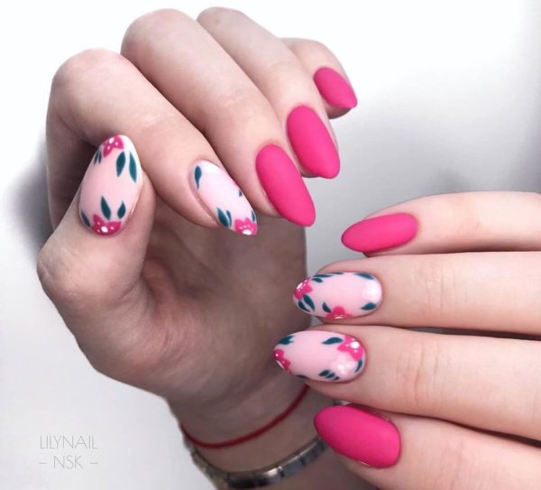 Розовый матовый маникюр с цветами