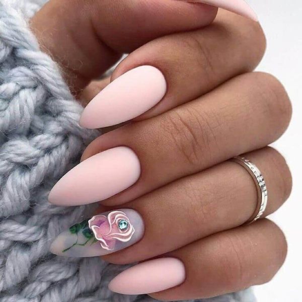Розовый матовый маникюр с розой