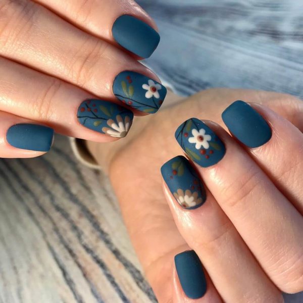 Синий маникюр с цветами