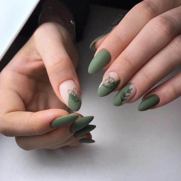 Розово-зеленый матовый маникюр с цветами