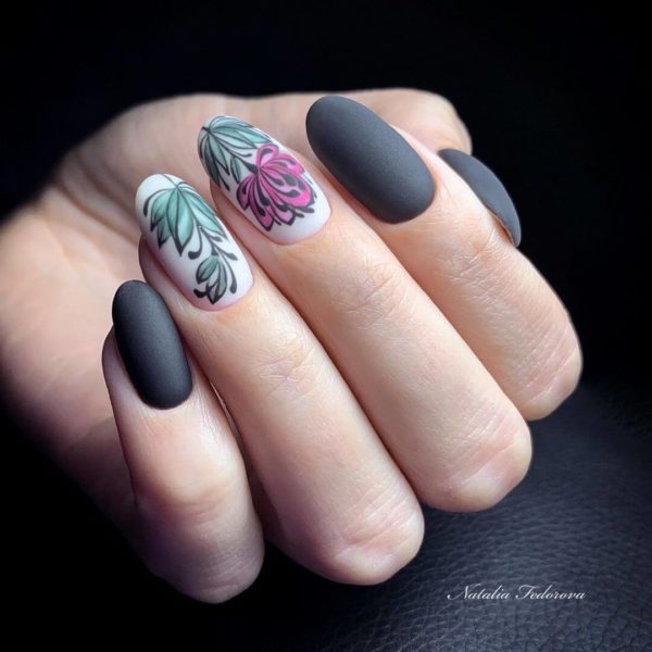 Серый матовый маникюр с цветами