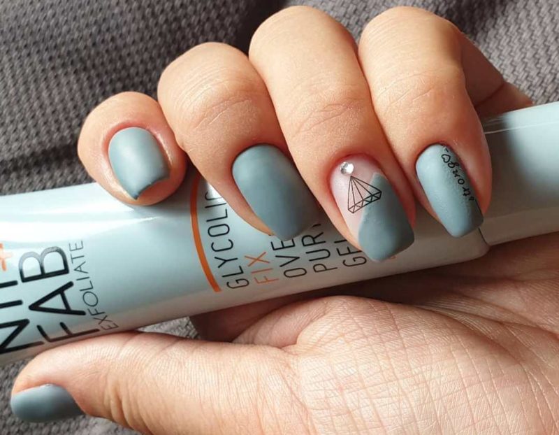 Серый матовый маникюр с рисунками