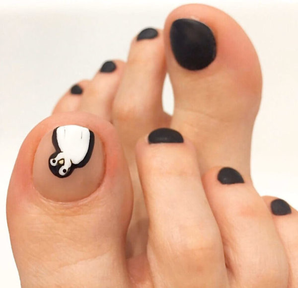 Черный матовый педикюр с рисунком