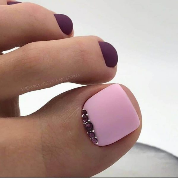 Розовый матовый педикюр