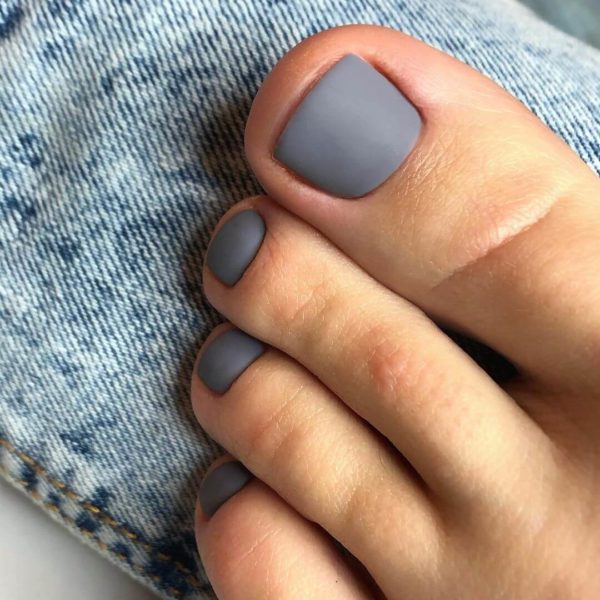 Серый матовый педикюр