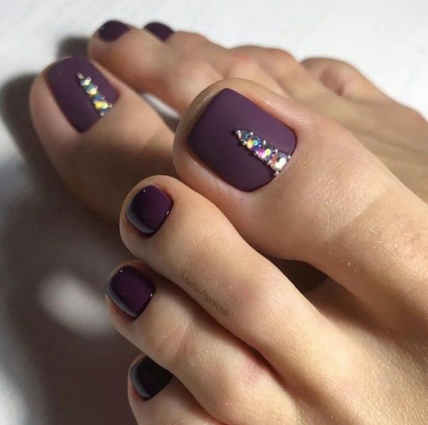 Матовый педикюр со стразами