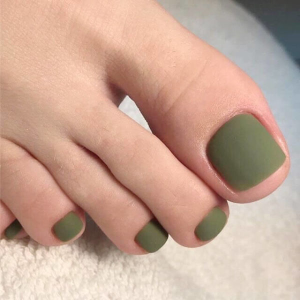 Зеленый матовый педикюр