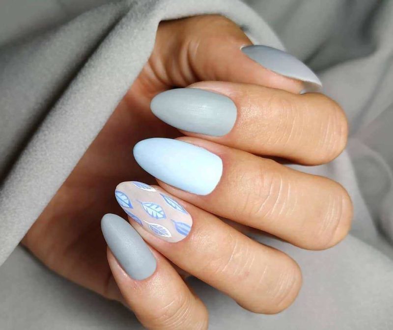 Нежный матовый серый маникюр