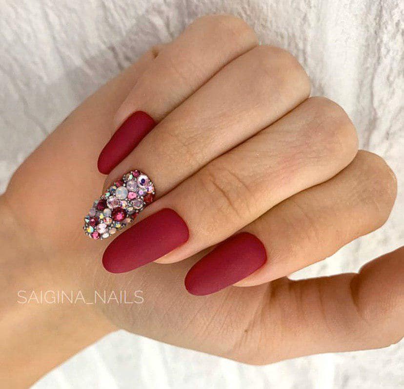 миндальная форма в бордовом цвете