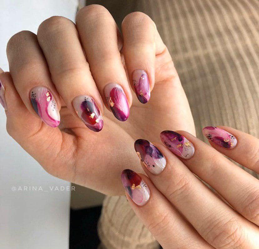 миндальная форма в бордовом цвете