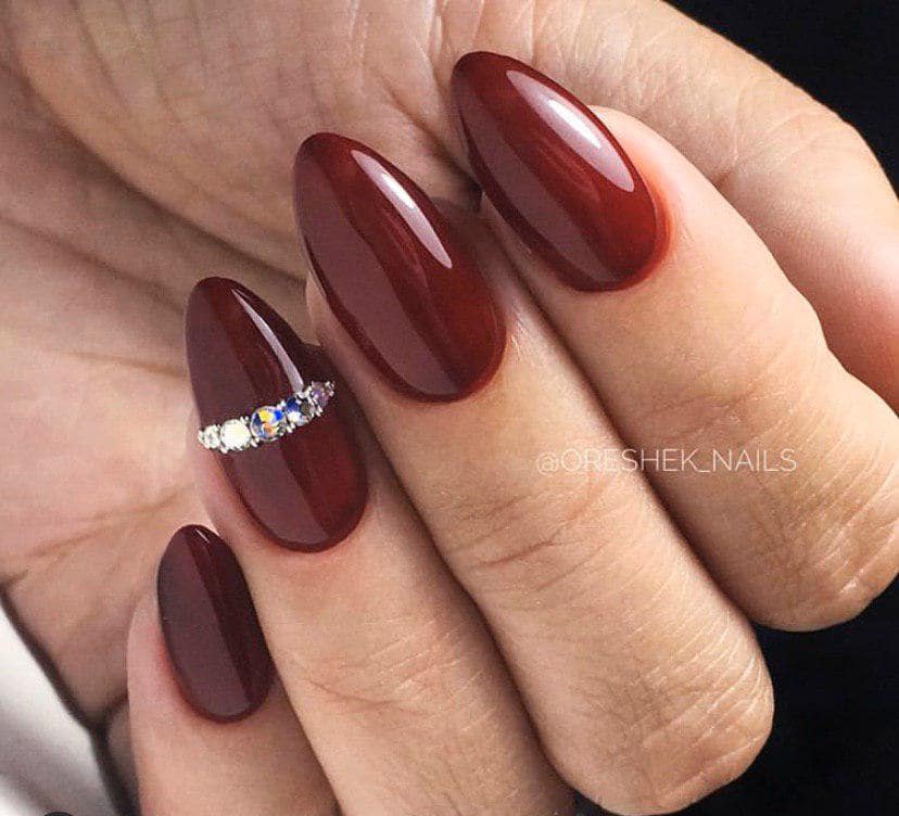 миндальная форма в бордовом цвете