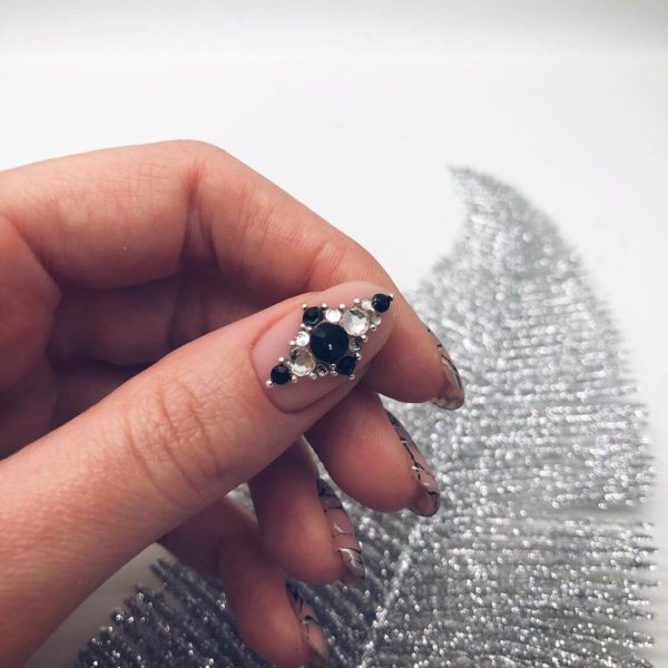 Бежевый маникюр со стразами