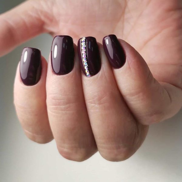 Бордовый маникюр со стразами