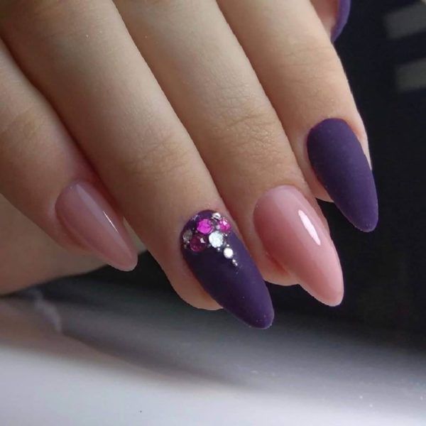 Фиолетовый маникюр со стразами