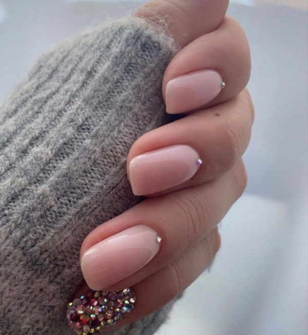 Нюдовый маникюр со стразами