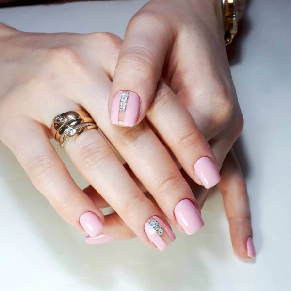 Розовый маникюр со стразами