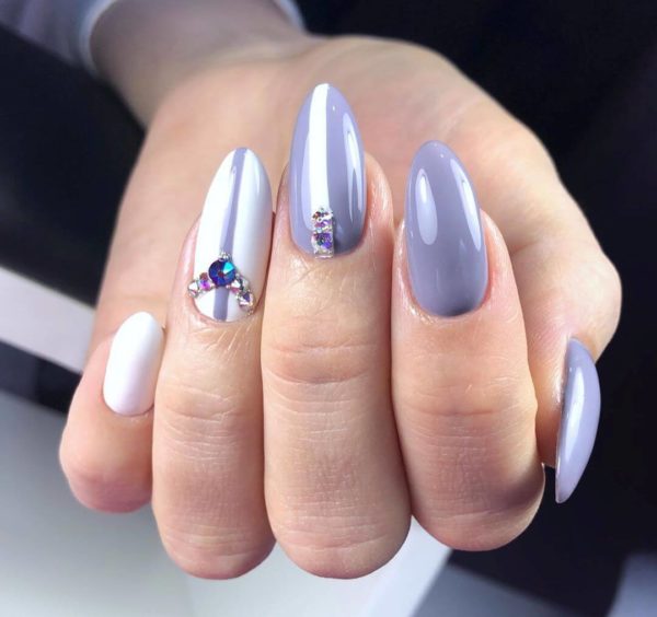 Сиреневый маникюр со стразами