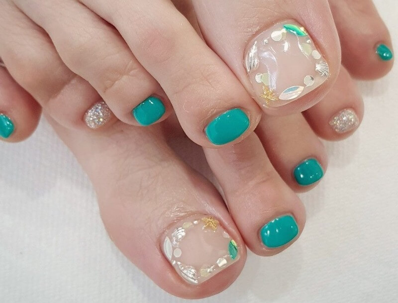 Педикюр для отпуска со стразами