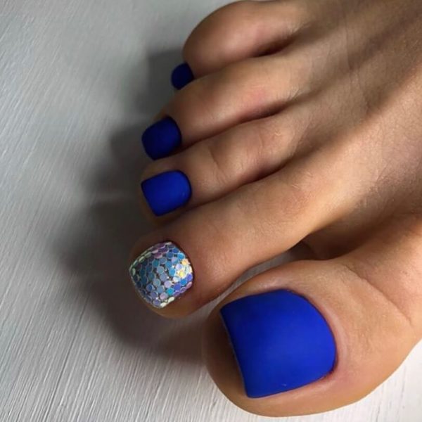 Матовый педикюр на море