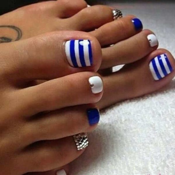 Педикюр на море в полоску
