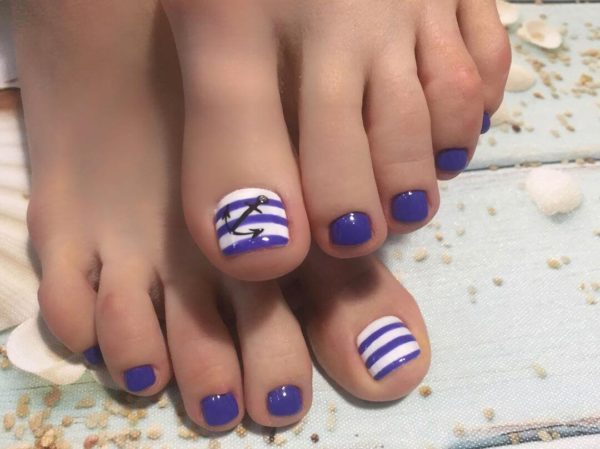 Педикюр на море с якорем