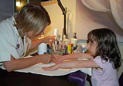 Можно ли делать детям маникюр