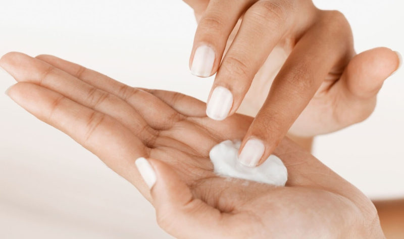 Нанесение крема для массажа на руки