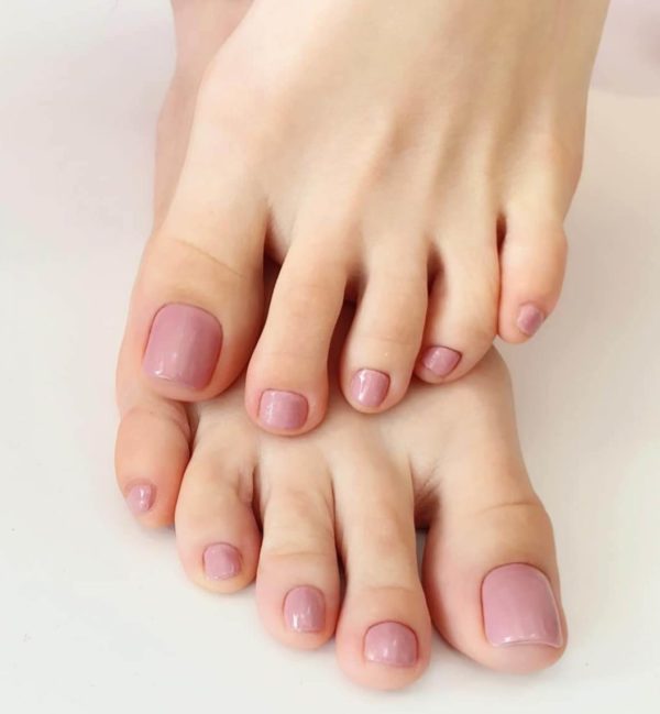 Нюдовый педикюр