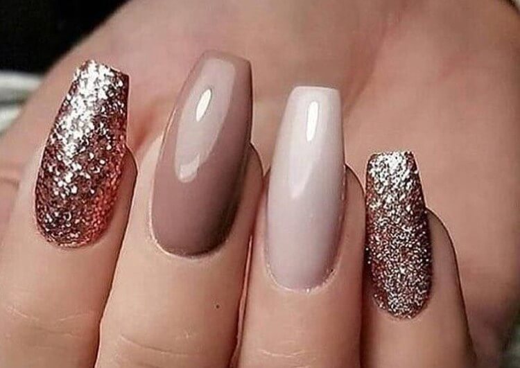 Нюдовый маникюр с глиттером