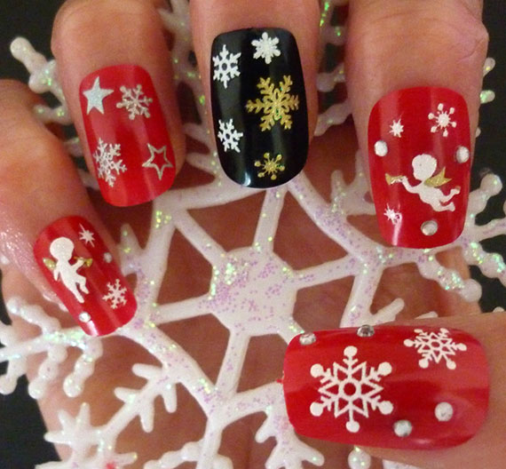 Новогодний дизайн ногтей со стразами и рисунком
