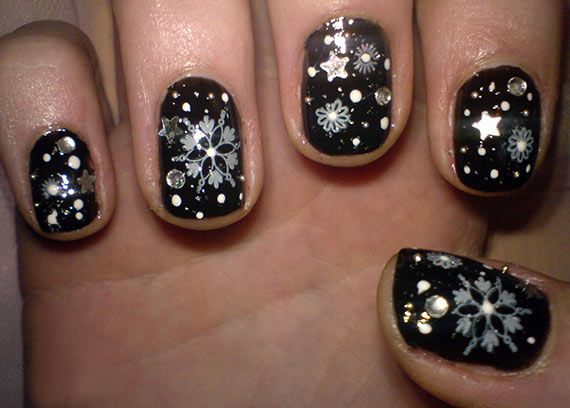 Черный новогодний дизайн ногтей со стразами