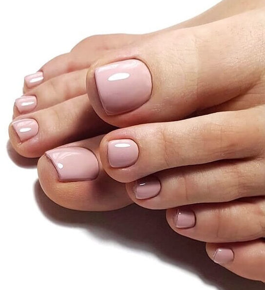 Нюдовый розовый педикюр