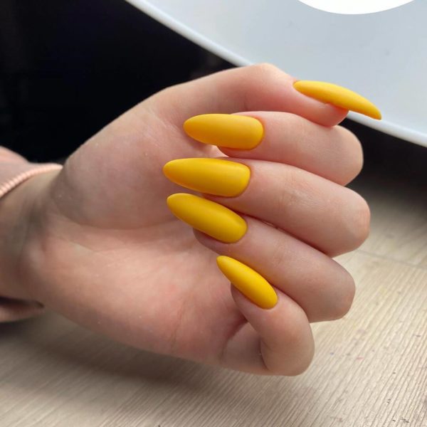 Желтый однотонный маникюр