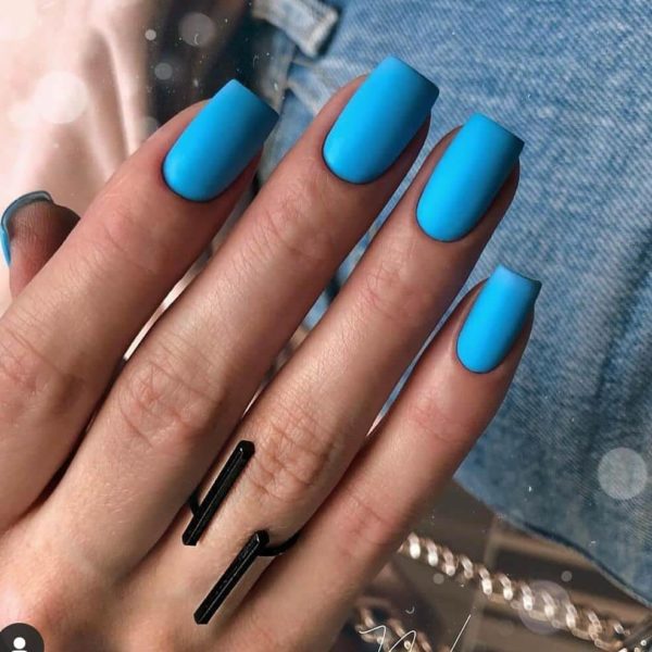 Голубой однотонный маникюр
