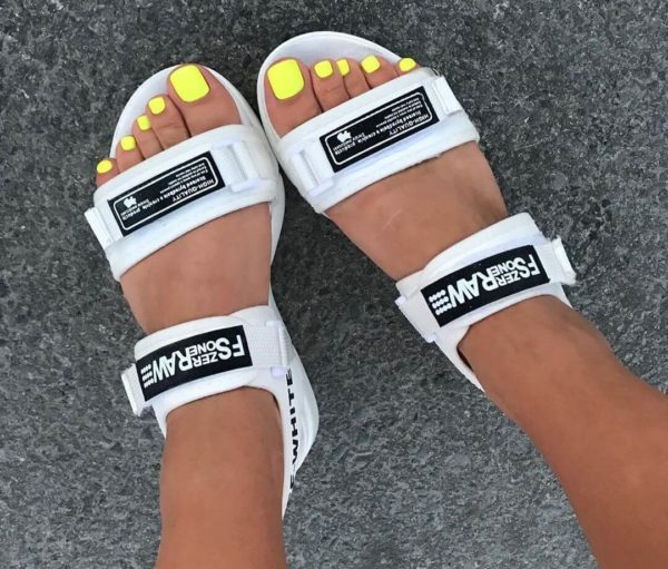 Однотонный нежно-желтый педикюр на море