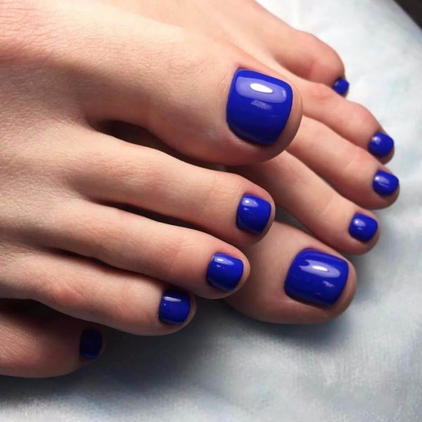 Синий однотонный педикюр
