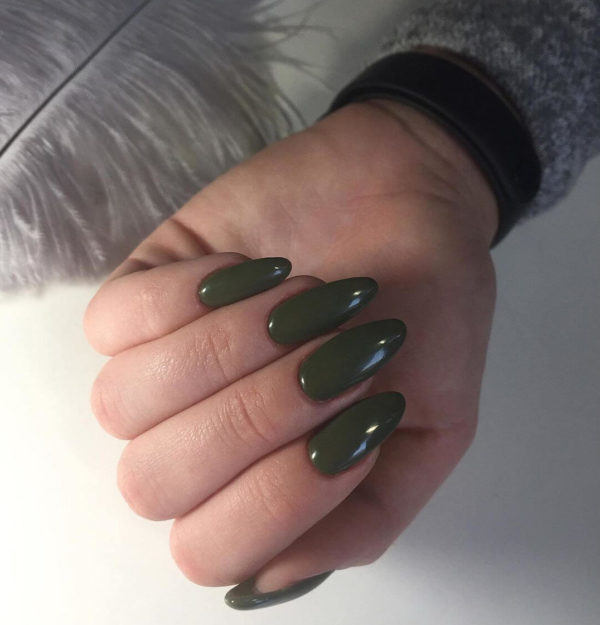 Однотонный зеленый маникюр на длинные ногти