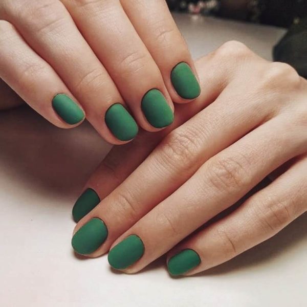 Однотонный зеленый матовый маникюр