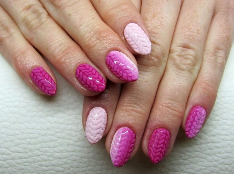 Омбре и косички на ногтях